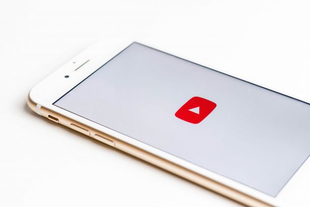 Ein Tablet auf weißem Grund, im Screen das Youtube Logo.
