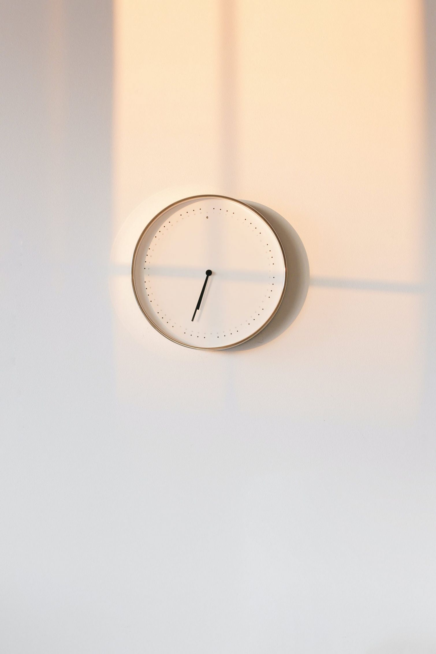 einfache Uhr auf weisser Wand