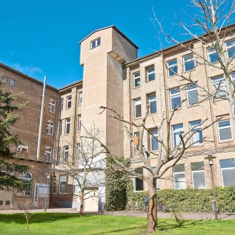 Jobcenter Luckenwalde von aussen an einem sonnigen Tag aufgenommen.