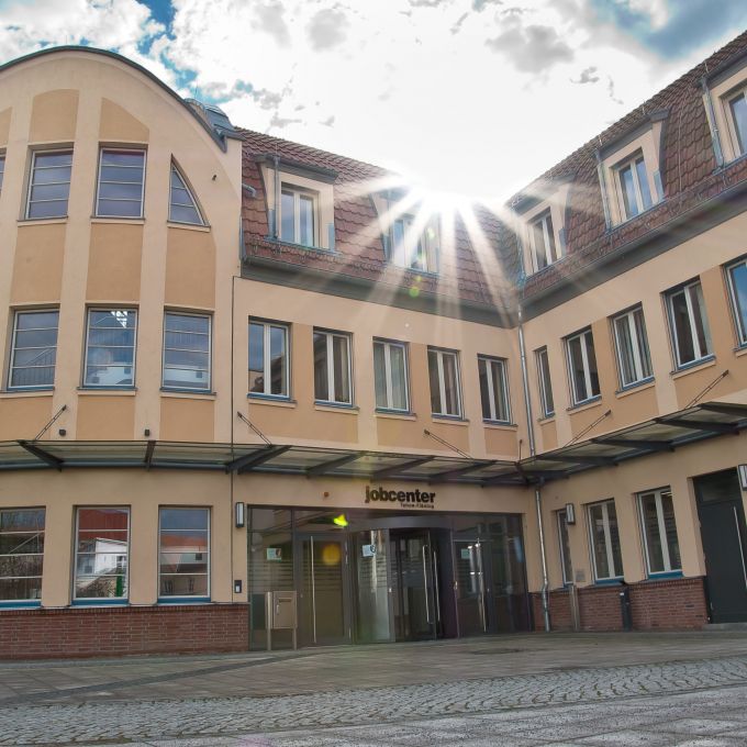 Jobcenter Zossen, zu sehen der Haupteingang von aussen auf dem Vorplatz aufgenommen.